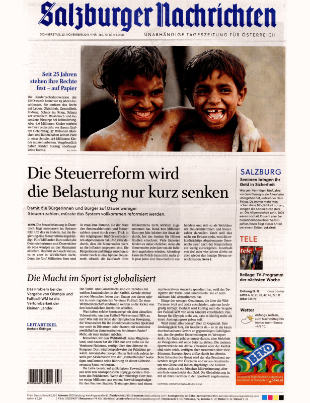 Zwei lachende Kinder mit schmutzigen Gesichtern sind auf der Titelseite der „Salzburger Nachrichten“ abgebildet.