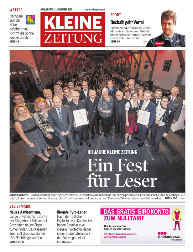 Eine Gruppe von Menschen posiert für ein Foto auf der Geburtstagsfeier der Kleinen Zeitung.