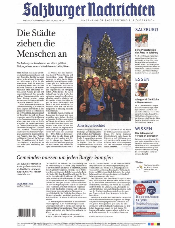 Eine Gruppe von Frauen steht vor einem Weihnachtsbaum auf dem Salzburger Christkindlmarkt.
