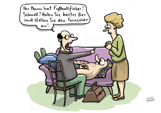 Ein Arzt untersucht einen Mann auf der Couch, während seine Frau besorgt daneben steht.