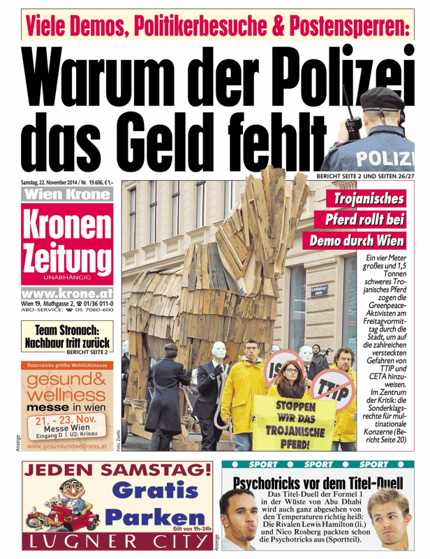 Ein hölzernes Trojanisches Pferd wird bei einer Demonstration durch Wien gezogen.