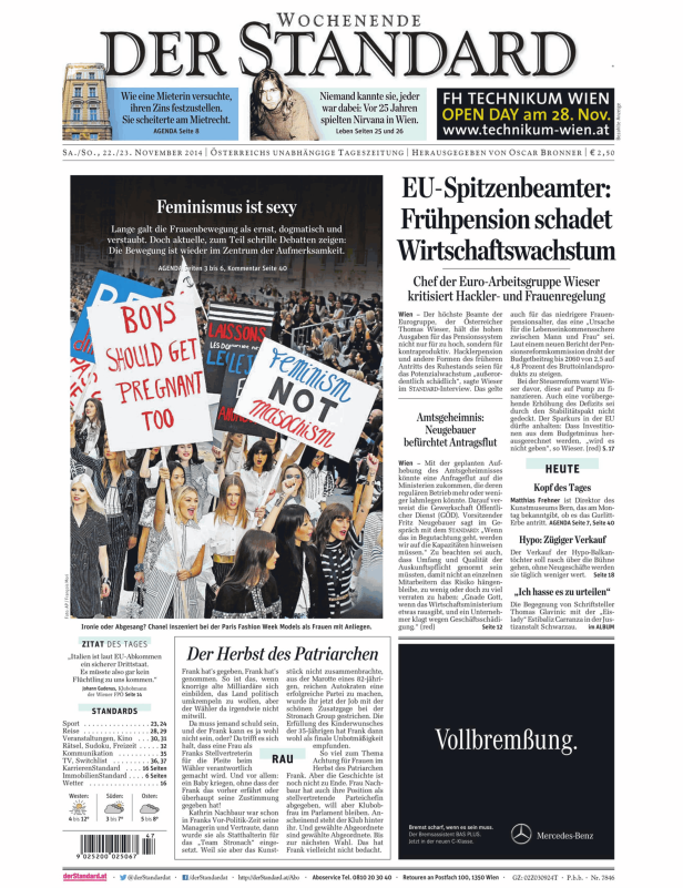 Eine Gruppe von Frauen demonstriert mit Schildern bei der Pariser Fashion Week.