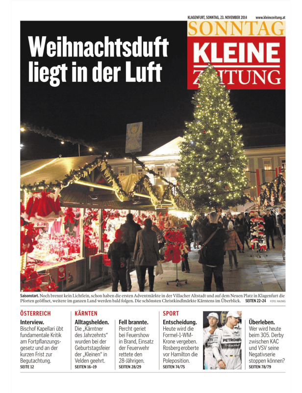 Ein beleuchteter Weihnachtsbaum auf einem Weihnachtsmarkt in Klagenfurt.