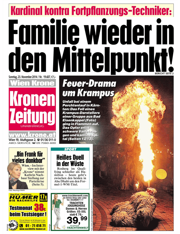 Ein Krampus-Darsteller steht in Flammen während eines Perchtenlaufs in Kärnten.