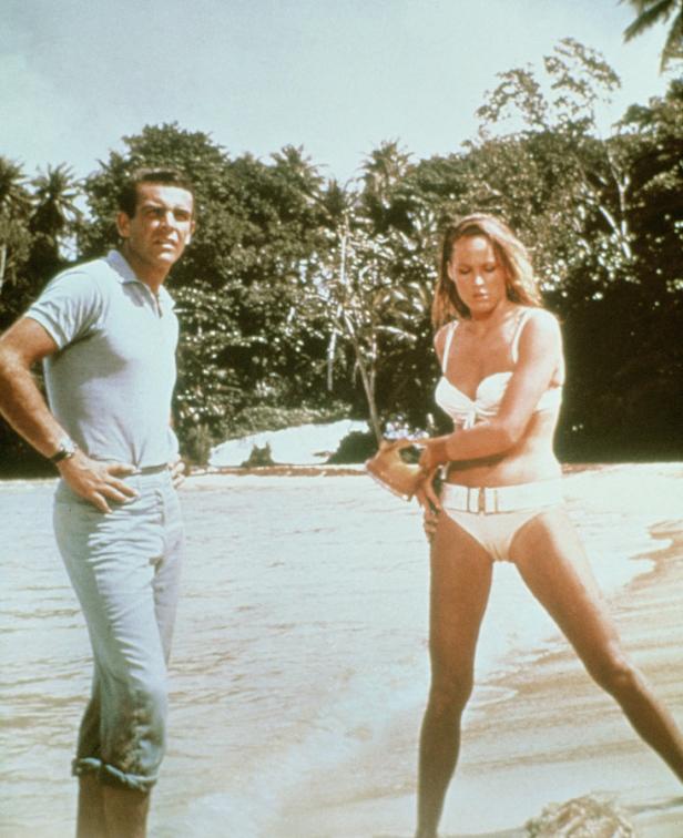 Sean Connery und Ursula Andress am Strand im Film „James Bond – 007 jagt Dr. No“.