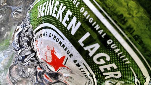 Eine grüne Heineken-Bierflasche liegt im Eis.