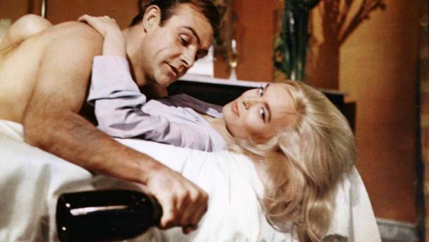 Sean Connery und Jill St. John in einer Szene aus dem Film „James Bond 007 – Diamantenfieber“.