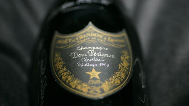 Nahaufnahme einer Flasche Dom Pérignon Champagner, Jahrgang 1966.