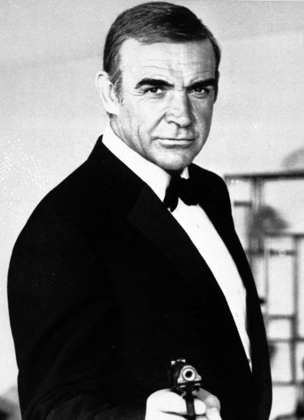 Sean Connery als James Bond mit einer Pistole in der Hand.