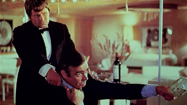 Sean Connery als James Bond wird von einem Mann im Smoking gewürgt.