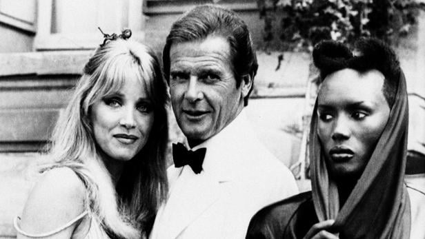 Roger Moore mit Tanya Roberts und Grace Jones am Set von „James Bond 007 – Im Angesicht des Todes“.