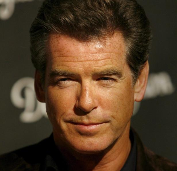Porträt von Pierce Brosnan mit einem leichten Lächeln.