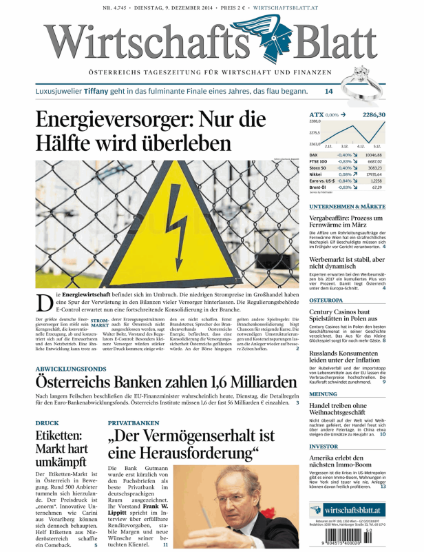 Ein gelbes Warnschild mit einem Blitzsymbol vor einem Maschendrahtzaun.