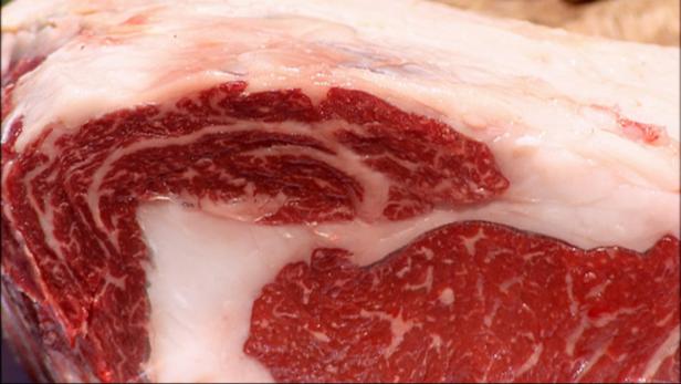 Nahaufnahme von rohem, marmoriertem Rindfleisch.