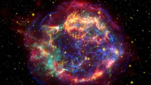Eine farbenprächtige Supernova leuchtet inmitten von Sternen.