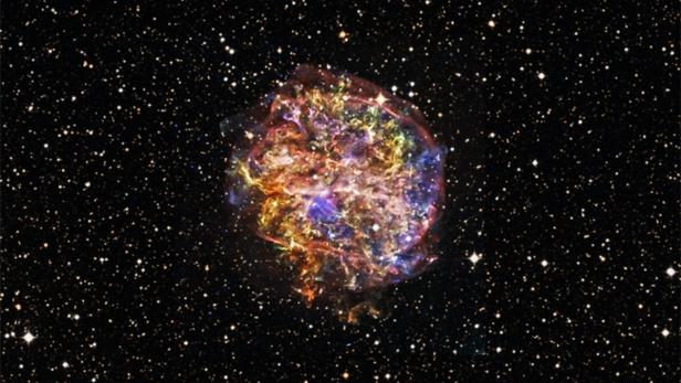 Eine farbenprächtige Supernova-Überrest leuchtet inmitten eines Feldes von Sternen.