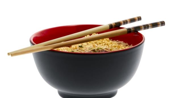 Eine Schüssel Ramen mit Stäbchen liegt bereit zum Essen.