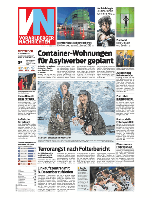 Zwei Frauen werfen im Montafon mit Schnee und lachen.