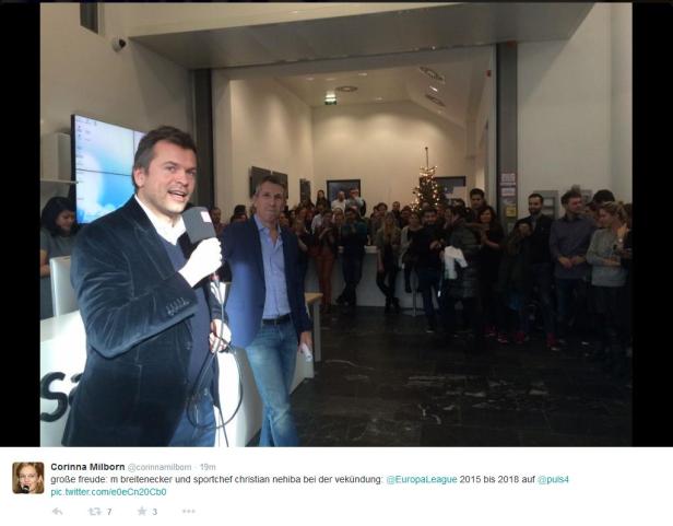 M. Breitenecker und Sportchef Christian Nehiba bei einer Verkündung im Beisein einer Menschenmenge.