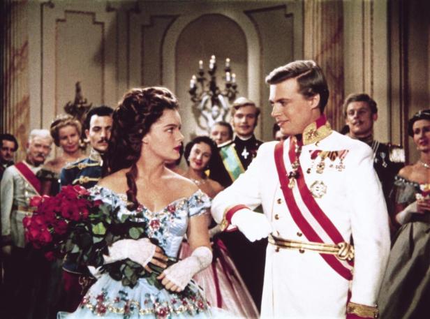 Romy Schneider und Karlheinz Böhm in einer Szene aus dem Film „Sissi“.