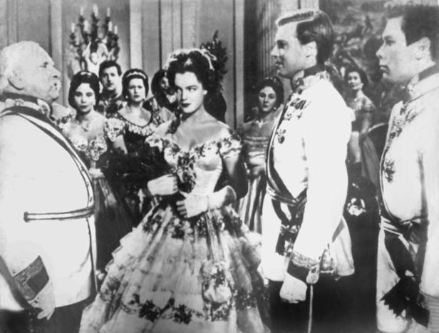 Szene mit Sisi (Romy Schneider) und Franz Joseph (Karlheinz Böhm) in dem Film „Sissi“.
