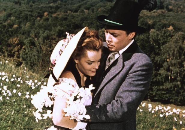 Romy Schneider und Karlheinz Böhm in einer Szene aus dem Film „Sissi“.