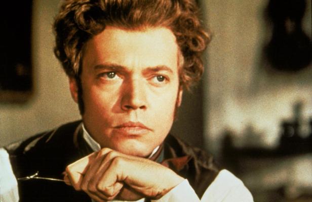 Ein Porträt des Schauspielers Klaus Maria Brandauer in historischer Kleidung.