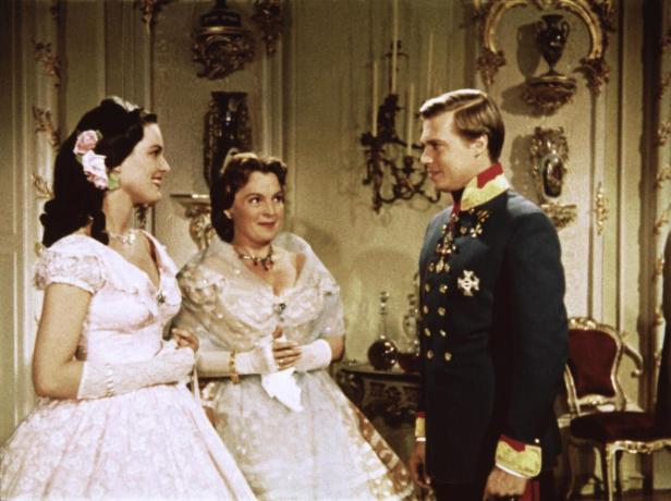 Szene mit Romy Schneider und Karlheinz Böhm aus dem Film „Sissi“.