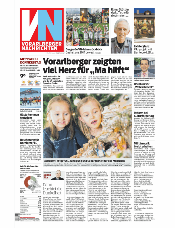 Selina und Teresa betrachten eine Weihnachtskrippe.