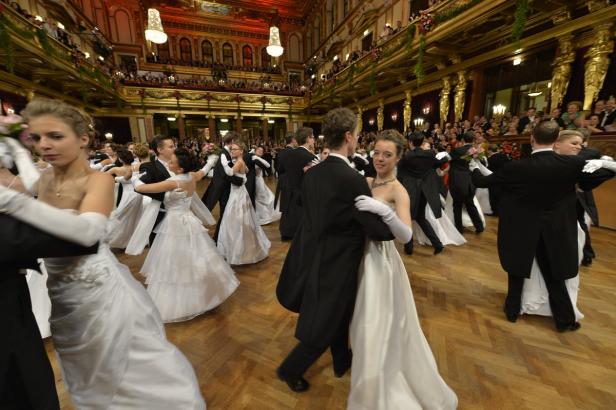 Paare tanzen in einem Ballsaal mit Zuschauern auf den Galerien.