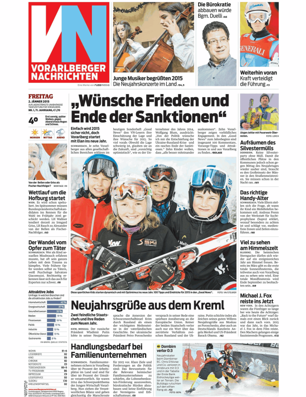 Eine Gruppe sportlicher Kinder mit Skiausrüstung lächelt in die Kamera.