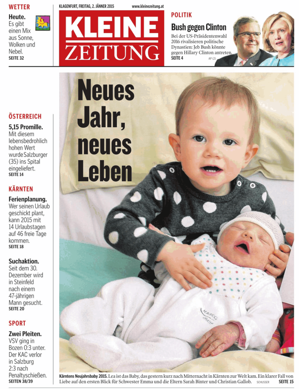 Ein älteres Kind hält ein Neugeborenes im Arm.
