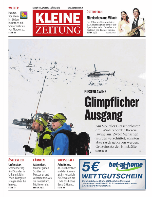 Zwei Skifahrer vor einem Schneemobil und einem Hubschrauber nach einem Lawinenunglück am Mölltaler Gletscher.