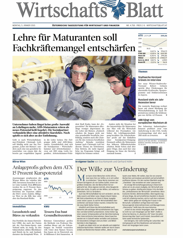 Zwei Handwerker mit Schutzbrillen arbeiten an einem Holzprojekt.