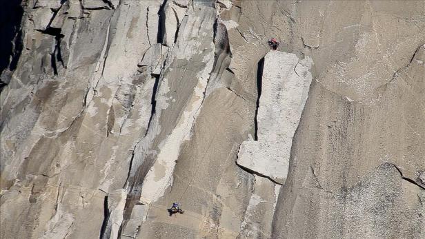Zwei Kletterer an einer steilen Felswand.