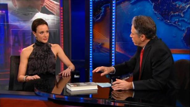 Eine Frau und ein Mann sitzen an einem Tisch in einem Fernsehstudio.