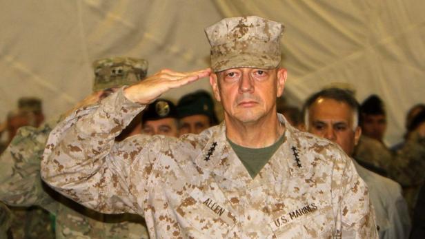 General Allen in Uniform salutiert vor einer Menschenmenge.