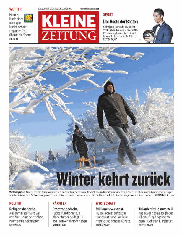Ein Mann und eine Frau ziehen einen Schlitten durch eine verschneite Winterlandschaft.