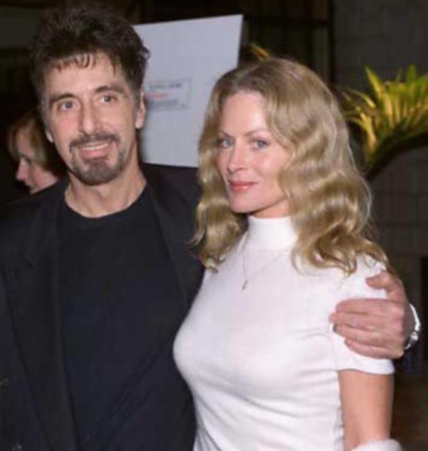 Al Pacino und Kim Basinger posieren zusammen für ein Foto.