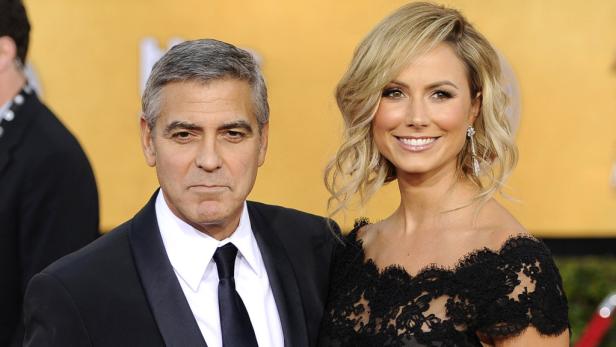 George Clooney und Stacy Keibler posieren auf dem roten Teppich.