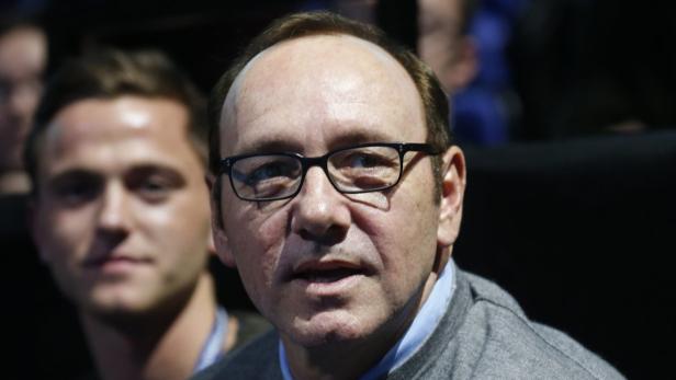 Kevin Spacey mit Brille bei einer Veranstaltung.