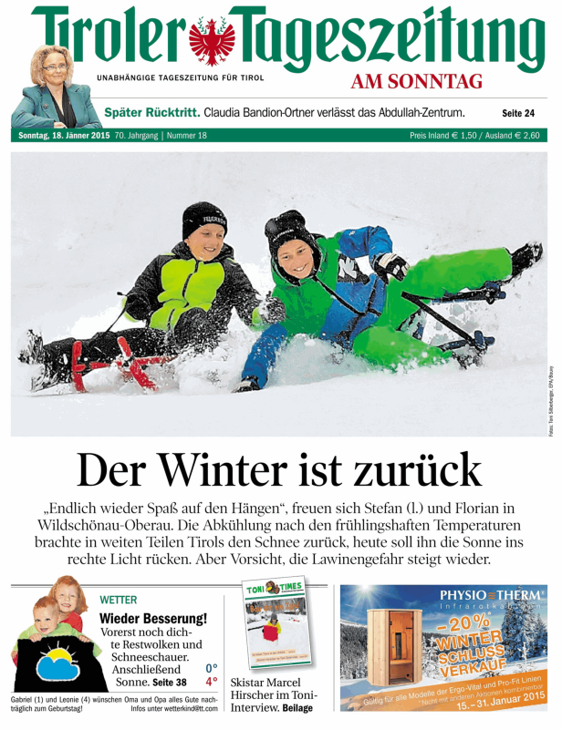 Zwei Jungen rodeln im Schnee auf einem Titelblatt der Tiroler Tageszeitung.