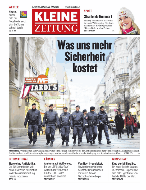 Eine Gruppe Polizisten geht auf einer belebten Straße in Wien entlang.