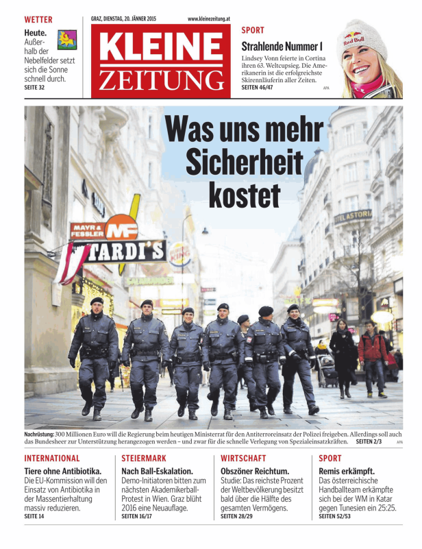 Eine Gruppe Polizisten geht in Uniform eine Straße entlang.