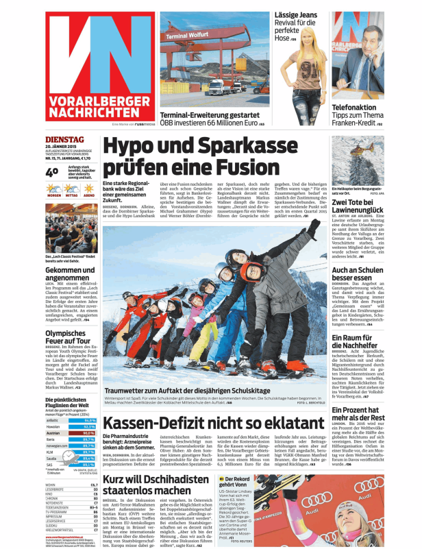 Eine Gruppe Schulkinder steht auf Skiern im Schnee.