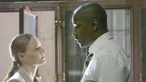 Ein Mann und eine Frau stehen sich gegenüber und scheinen sich zu unterhalten.