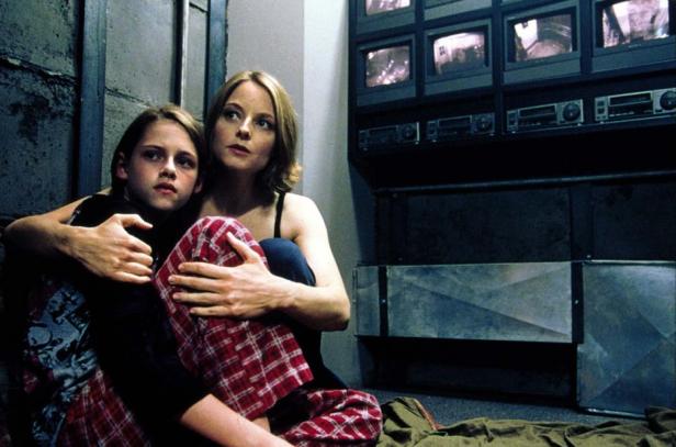 Jodie Foster umarmt Kristen Stewart in einer Szene aus dem Film „Panic Room“.