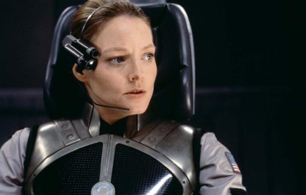 Ellie Arroway (Jodie Foster) im Film „Contact“ in einem Raumanzug.