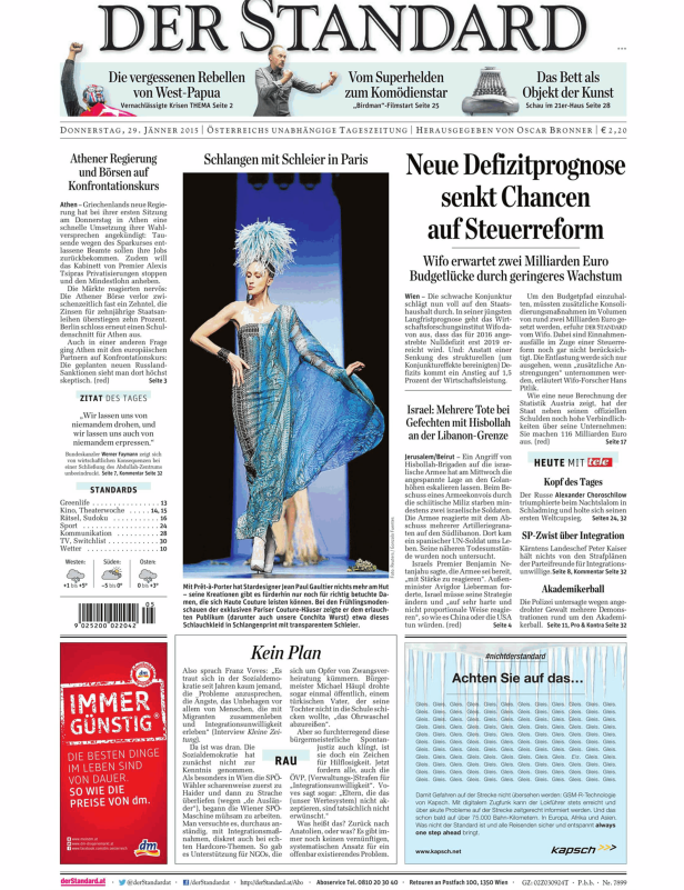 Jean Paul Gaultier präsentiert ein Schlauchkleid mit Schlangenprint und transparentem Schleier in Paris.
