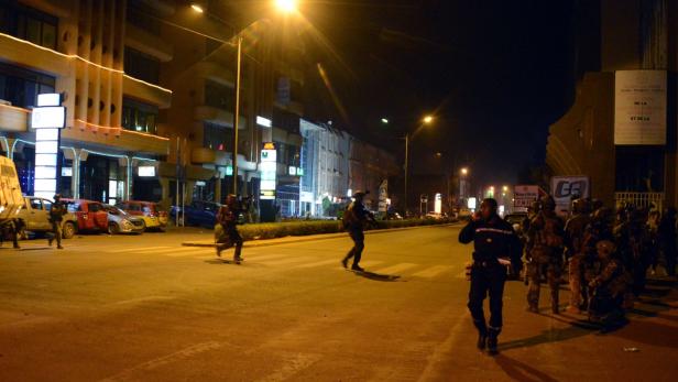 Soldaten überqueren die Straße zwischen dem betroffenen Cafe und dem Hotel Splendid Angriff auf Hotel in Burkina Faso: 126 Geiseln befreit
